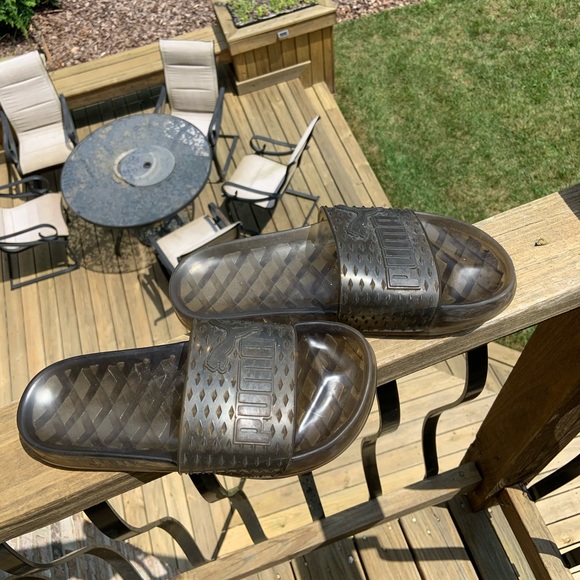 Fenty slides - Picture 2 of 3